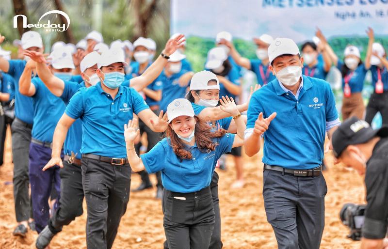 mot nguoi quan ly dang xem lich trinh va nhiem vu cho su kien team building